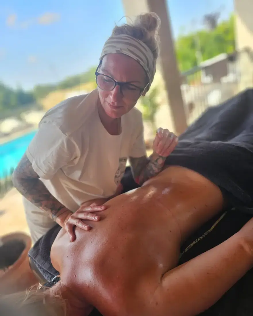 Rückenmassage zum Lösen von Verspannungen